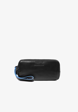 Portafoglio nero in pelle con design sottile, dotato di chiusura con cerniera e cinturino con accento blu. Dettaglio del logo goffrato sul davanti.