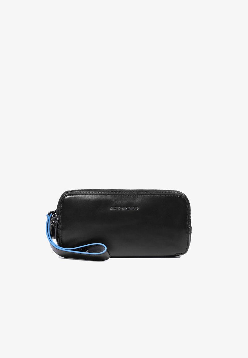 Zwarte leren portemonnee met een slank ontwerp, voorzien van een ritssluiting en een blauwe accentriem. Geperst logo detail aan de voorkant.