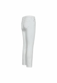 Jeans de mezclilla blanca con un diseño de pierna recta, cintura de altura media y dos bolsillos traseros. Textura suave y acabado limpio.