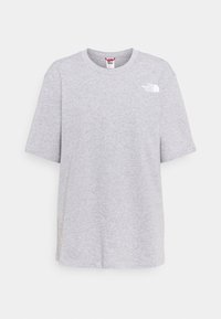 Svetle šedé tričko s krátkým rukávem a kulatým výstřihem, na levé části hrudi s malým bílým logem The North Face, na jednobarevném bílém pozadí.