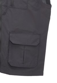 Szare, lekkie szorty cargo z tkaniny, z wieloma kieszeniami z klapkami, gładką teksturą i funkcjonalnym designem.