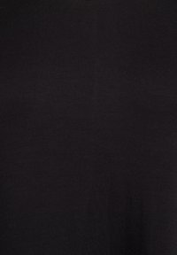 Čierne tričko vyrobené z jemnej bavlnenej tkaniny; má hladkú textúru a štandardný strih bez viditeľných vzorov alebo akcentov.