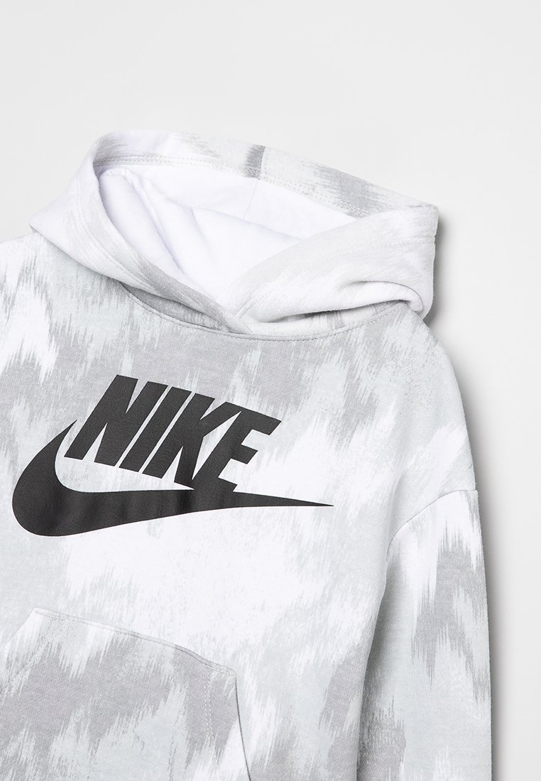 Nike Hoodie in Grautönen mit strukturiertem Muster, ausgestattet mit einem zentralen schwarzen Logo und einer Fronttasche. Material: weicher Stoff.