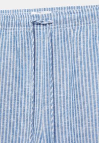Tissu à rayures verticales bleu et blanc avec une ceinture et une ouverture braguette, ressemblant à un pantalon de pyjama léger en lin ou en coton.