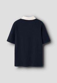 Polo shirt navy a maniche corte con colletto bianco, mostrato da dietro, su uno sfondo grigio chiaro.