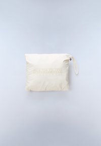 Μαλακό μαξιλάρι κρεμ χρώματος με διακριτικό ανάγλυφο λογότυπο «NAPAPIJRI geographic» στη μία πλευρά· διαθέτει υφασμάτινη θηλιά για εύκολη χρήση.