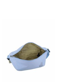 Hellblaues Stoff-Gürteltasche mit einem Reißverschluss, Innenfächern und einem strukturierten Akzentdesign auf der Vorderseite.