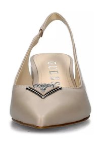 Scarpa slingback beige con punta affusolata, materiale simile alla pelle, dettaglio in metallo argentato sulla parte anteriore e tacco moderato.