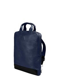 Zaino in pelle blu navy con doppie maniglie superiori, tracolla regolabile, pannello inferiore nero, texture liscia e dettaglio logo in rilievo.