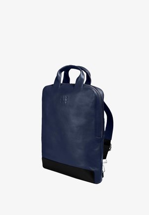 Zaino in pelle blu navy con doppie maniglie superiori, tracolla regolabile, pannello inferiore nero, texture liscia e dettaglio logo in rilievo.