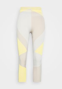 Barevné legíny s žebrovaným pleteným vzorem, který obsahuje béžové, světle šedé a žluté tvary, s vysokým elastickým pasem.