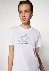 The North Face MOUNTAIN ATHLETICS FLEX TEE - Majica kratkih rukava s printom - white