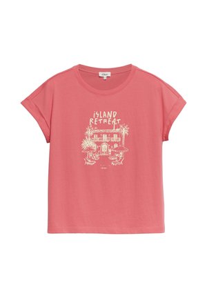 Koralowo-różowy t-shirt z krótkim rękawem, z podwiniętymi rękawami i grafiką z przodu przedstawiającą domek wypoczynkowy, palmy, leżaki oraz napis „Island Retreat”.