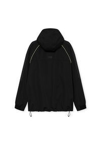 Cazadora negra con capucha ajustada, puños elásticos y dobladillo inferior ajustable. Presenta costuras amarillas en contraste y una etiqueta con logo.