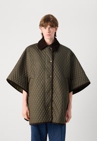 Gequiltede olijfgroene jas met een donkerbruine kraag, grote mouwen en drukknopenluiting. Heeft zijzakken en een ruitpatroon.