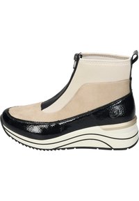 Bottines noires et beige avec fermeture éclair, combinant des matériaux brillants et en daim ; elles disposent d'une épaisse semelle blanche avec des accents noirs.
