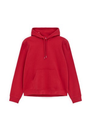 Sweat à capuche rouge avec poche kangourou à l’avant et capuche réglable avec cordon, posé à plat sur fond blanc.