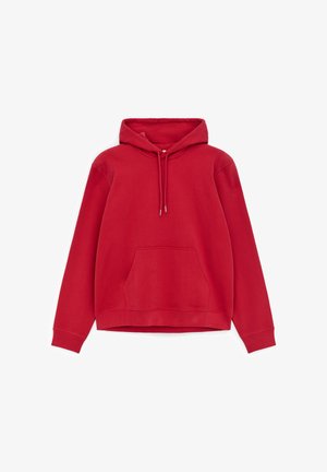 Sweat à capuche rouge avec poche kangourou à l’avant et capuche réglable avec cordon, posé à plat sur fond blanc.