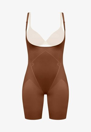 Nahtloses braunes Formbadeanzug mit beigen Unterbrust-Polstern, verstellbaren Schulterträgern und strukturiertem Muster an Torso und Oberschenkeln.