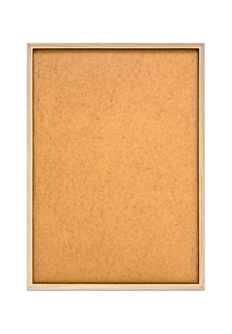 Korkboard in einem hellen Holzrahmen, mit einer glatten, strukturierten Oberfläche. Der Hintergrund hat eine warme Braunfarbe, die sich gut zum Anheften von Gegenständen eignet.