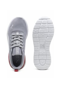 Šedé síťované sportovní boty s bílou podrážkou, které mají černý a červený akcent na patě a šedé tkaničky. Texturovaný povrch s detailním logem.