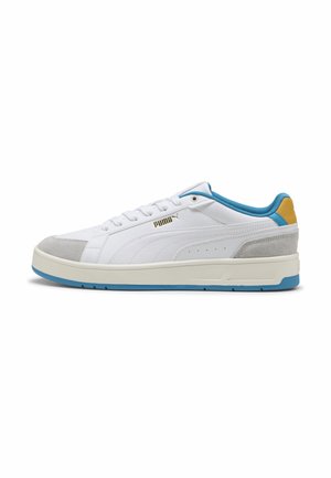 Sneaker bianca con dettagli in suede, caratterizzata da un tallone blu e giallo, tomaia testurizzata e suola azzurra chiara. Logo dorato sul lato.