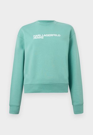 Gaiza zaļa apģērba džemperis ar garām piedurknēm un uzdrukātu tekstu "KARL LAGERFELD JEANS" baltā krāsā krūšu rajonā.