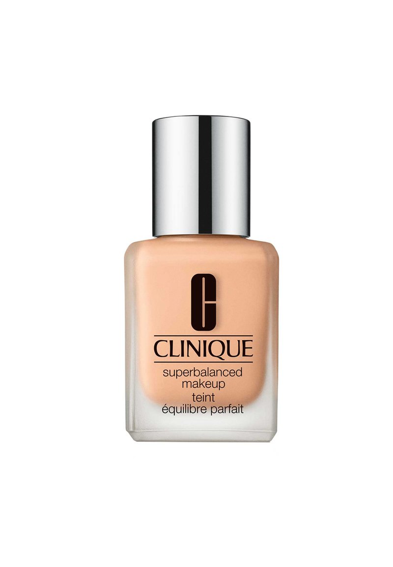 Clinique Superbalanced Makeup in einer quadratischen Glasflasche mit silberner Kappe; hellbeige Flüssigkeit; schwarz-weißes Logo auf der Vorderseite.