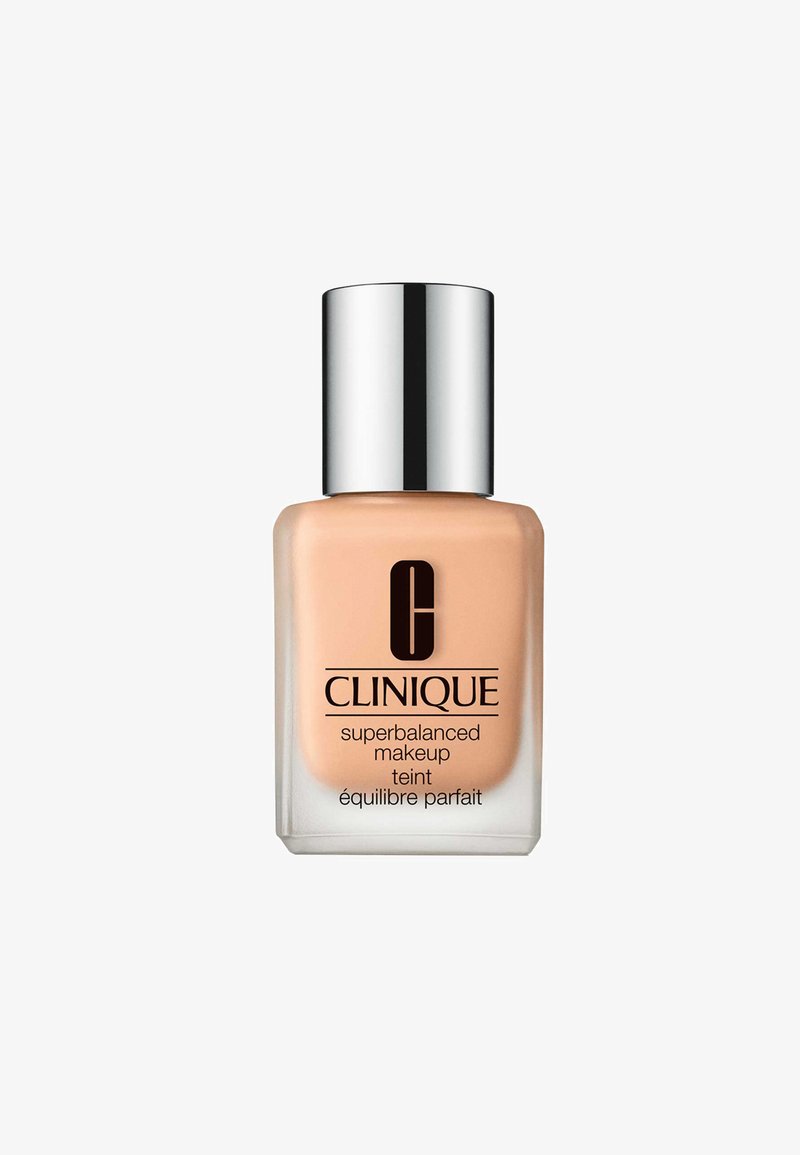 Clinique Superbalanced Makeup i en fyrkantig glasflaska med ett silverlock; ljusbeige vätska; svart och vit logotyp på framsidan.
