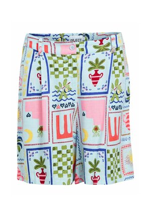 Pantaloni scurți albastru deschis cu un model patchwork colorat, ce prezintă vaze roșii, frunze verzi, table de șah și forme geometrice.