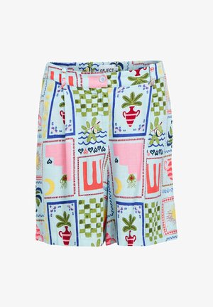 Pantaloni scurți albastru deschis cu un model patchwork colorat, ce prezintă vaze roșii, frunze verzi, table de șah și forme geometrice.