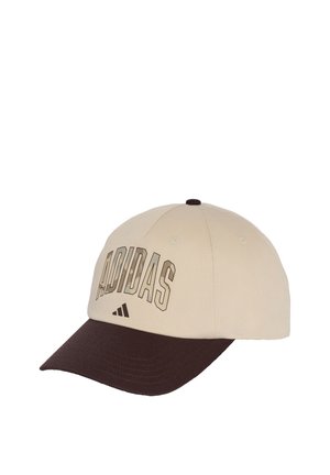 Cappellino da baseball Adidas beige e marrone scuro con visiera curva e scritta "ADIDAS" ricamata sul pannello frontale.