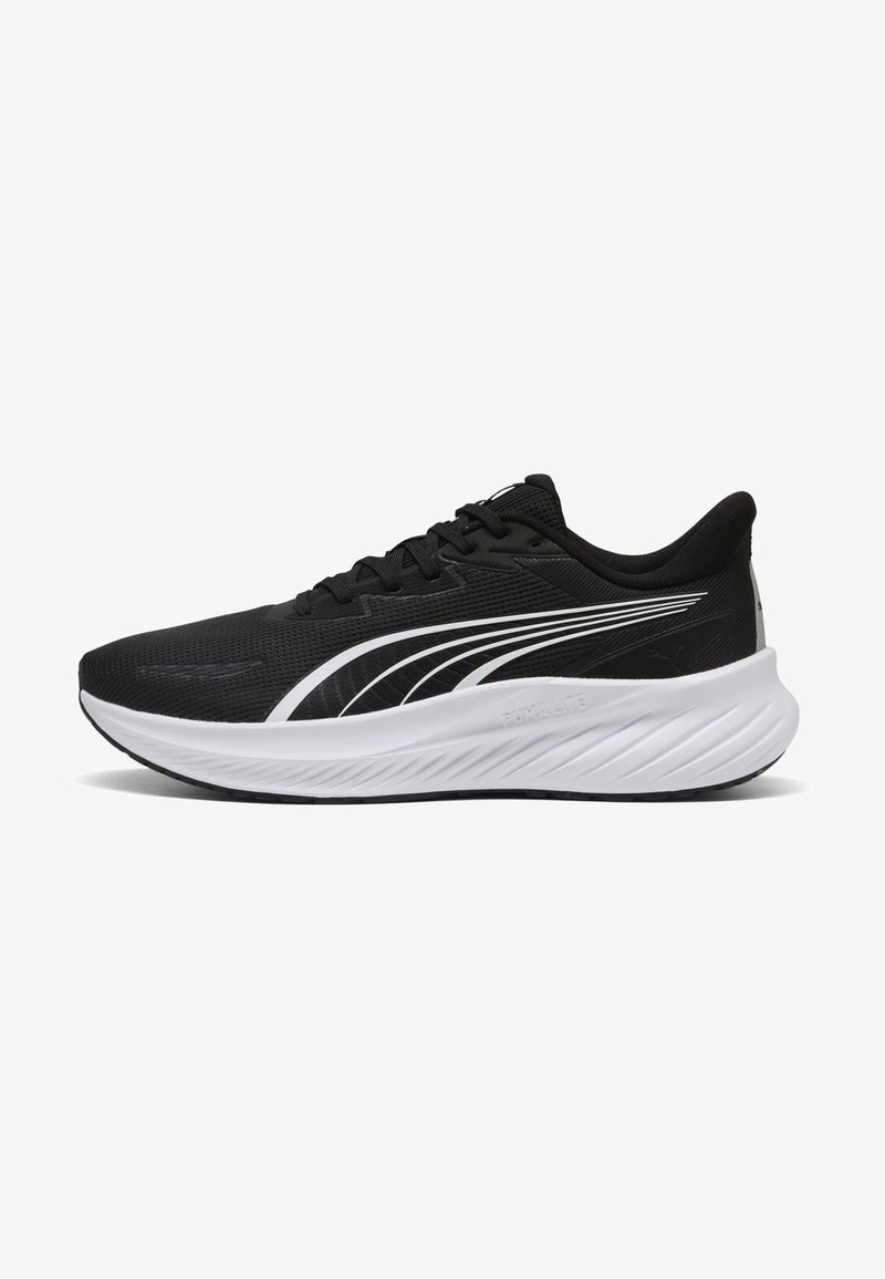 Chaussure de course noire avec semelle blanche et motif de bande blanche incurvée sur le côté, col bas et fermeture à lacets.