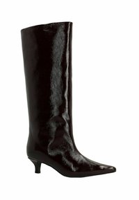 Bottes noires en cuir verni montant jusqu'au genou avec un bout pointu et un petit talon aiguille.