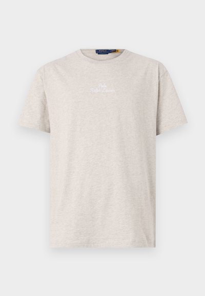 T-shirt in cotone grigio chiaro con scollo rotondo, maniche corte e logo ricamato bianco. Texture morbida, vestibilità casual, design semplice.