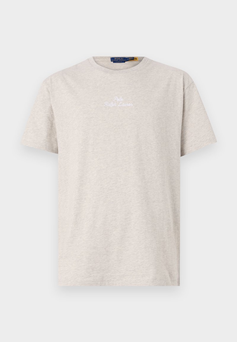 T-shirt en coton gris clair avec un col rond, des manches courtes et un logo brodé blanc. Texture douce, coupe décontractée, design simple.