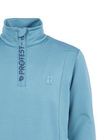 Světle modrý fleecový pulovr s čtvrtzipem, vysokým límcem a logem na přední straně. Hladká textura a minimalistický design.