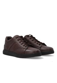 Braune Leder-Sneaker mit rundem Zehenbereich, Schnürverschluss, durchbrochenen Akzenten und strukturiertem Gummi-Sohle. Paar von der Seite präsentiert.