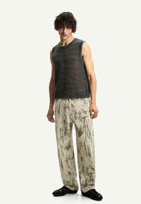 Bershka BAGGY PRINTED - Loose-jeans - evergreen