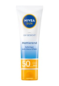Quetschtube mit NIVEA SUN Sonnenschutz für das Gesicht, weiß mit blauem Farbverlauf. Verfügt über ein blaues und gelbes Logo, 50 SPF, matte Schriftart und UV-Icons.