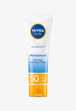Quetschtube mit NIVEA SUN Sonnenschutz für das Gesicht, weiß mit blauem Farbverlauf. Verfügt über ein blaues und gelbes Logo, 50 SPF, matte Schriftart und UV-Icons.