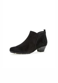 Zwarte suède enkelboots met een ronde neus, minimale stiksels en een lage gestapelde hak. Voorzien van een lus aan de achterkant voor gemakkelijk aan- en uittrekken.