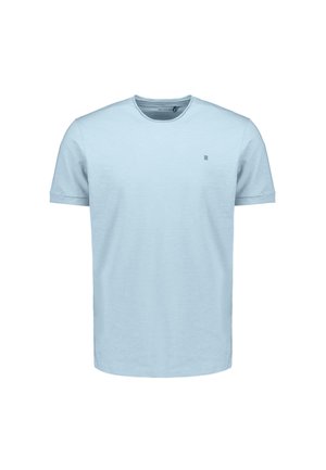 Hellblaues T-Shirt mit kurzen Ärmeln und Rundhalsausschnitt, mit einem kleinen dunklen Logo auf der linken Brust vor weißem Hintergrund.