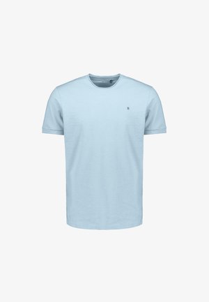 Hellblaues T-Shirt mit kurzen Ärmeln und Rundhalsausschnitt, mit einem kleinen dunklen Logo auf der linken Brust vor weißem Hintergrund.