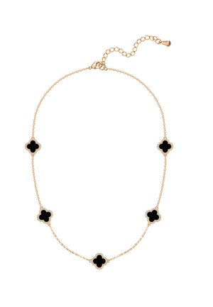 Collier chaîne en or avec cinq pendentifs noirs en forme de trèfle à quatre feuilles, chacun bordé de petites pierres claires, et une fermeture réglable.