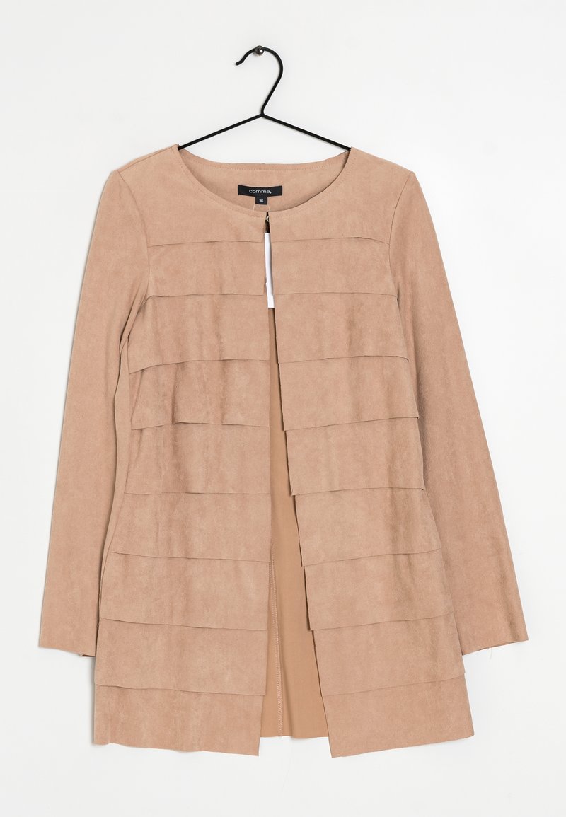 Beige faux suede jakke med rund hals, prydet med lagdelte horisontale paneler og en frontlynlås. Lange ærmer og minimalistisk design.