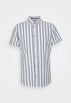 Koszula na krótki rękaw na guziki, z pionowymi białymi i szarymi paskami oraz kołnierzykiem zapinanym na guziki, przedstawiona na jednolitym tle.