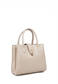 Borsa a tracolla in pelle sintetica beige con due manici, chiusura a pattina e accenti in oro. Presenta una forma strutturata e una superficie liscia.