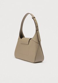 Beeži nahast käekott, millel on struktureeritud kolmnurkne kuju, lame ülaosa, üks käepide ja peened õmblused. Kaunistatud kuldsete detailidega.