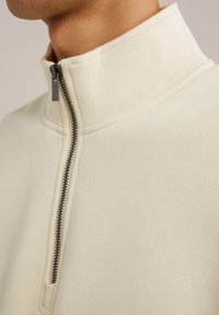 Thumbnail Image 4